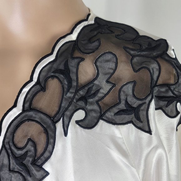 Vintage 80s Natori White Satin Robe Size Small - Picture 3 of 9